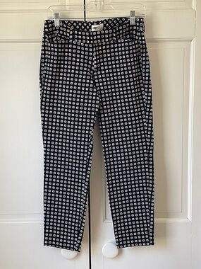 Old Navy Pixie Pants. Black and White Micro Floral Print. Size 8